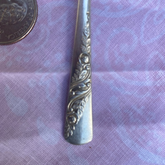 Tea anyone? Delicate teeny 4-1/2” vintage silverplate spoon set by Harmony House - Picture 3 of 5